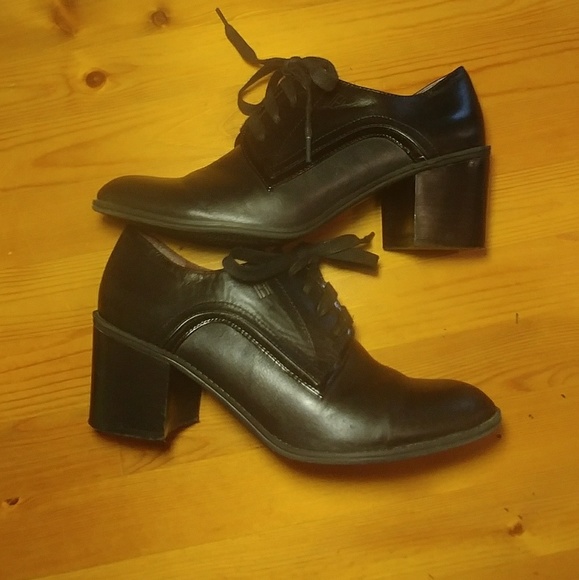 **SOLD** TOMMY HILFIGER OXFORD BLACK LEATHER HEELS - Picture 3 of 5
